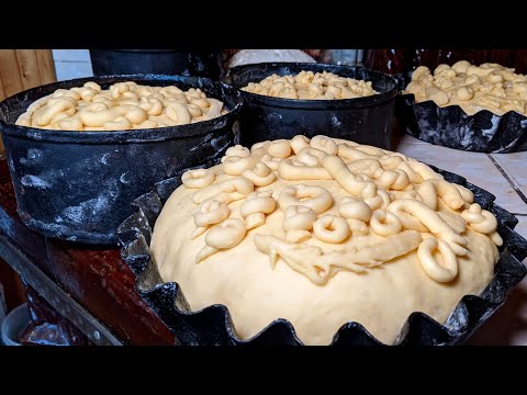 Видео: Гуцульська ПАСКА в селі Космач. Космацька паска в печі від пані Параски. Великодній хліб в Карпатах