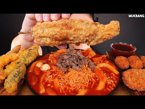 Видео: Острая лапша и жареные пельмени SPICY NOODLES TTEOKBOKKI FRIED PEPPER DUMPLING EATING ASMR MUKBANG