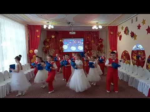 Видео: Баю-Баюшки-баю с подушками. Танец на выпускной