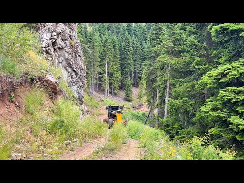 Видео: Грейдер JohnDeere 670 ремонтирует зеленые дорожки на каменистой местности #грейдер #johndeere