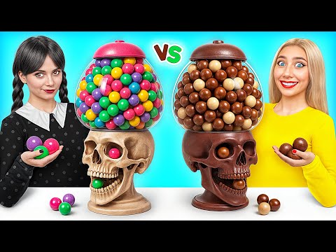 Видео: Челлендж. Шоколадная Еда vs Настоящая еда с Уэнсдей Аддамс | Смешные Челленджи от Bubba DO Challenge