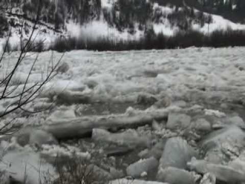 Видео: Льодохід в Карпатах.Повінь.