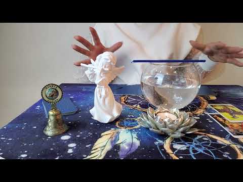 Видео: 🤔Что он думает о вас в эту минуту? 😨Волшебная свеча и таро 😁