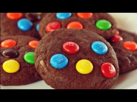Видео: Как приготовить вкусное американское домашнее печенье с M&M's. Американское домашнее печенье рецепт.