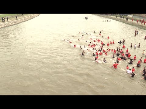 Видео: Се празнува „Водици“: 17-годишниот Ѓорѓи го фати светиот крст во водите на реката Вардар