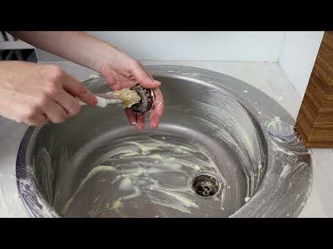 Видео: Как очистить раковину с помощью 2 ингредиентов, чтобы она сияла