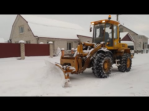 Видео: Амкодор 332С4 с гидроповоротным отвалом на очистке снега