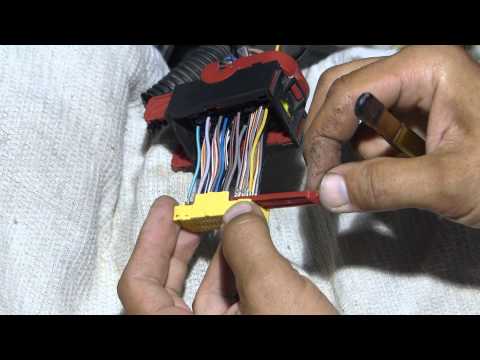 Видео: Как разобрать колодку жгута ЭБУ двигателя Фиата Альбеа.