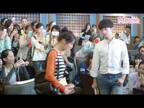 Видео: Школьный красавчик пришёл на урок отца-профессора, и все девушки наблюдали за ним!