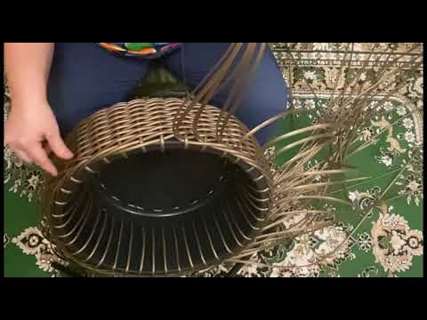 Видео: Плету ротангом лежанку для животных
