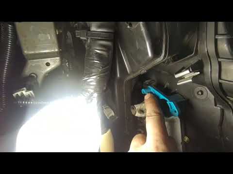 Видео: Замена радиатора печки, Nissan NOTE 1.6 ( часть 1)