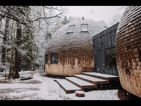 Видео: Два купольных дома с переходом.Отзыв о жизни в Скайдоме