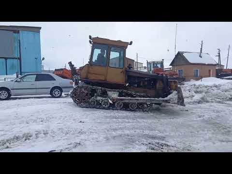 Видео: ДТ 75 и Кировец. Чистка мокрого снега.