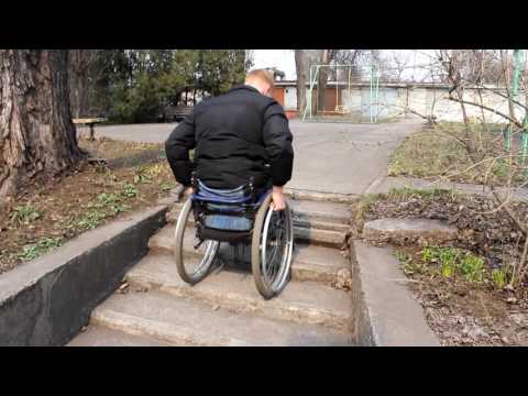 Видео: Как подняться по лестнице, если ты в коляске. How to climb a ladder if you're on the wheelchair