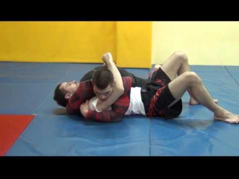 Видео: Уроки грэпплинга 2. Удушающий прием СЕВЕР-ЮГ