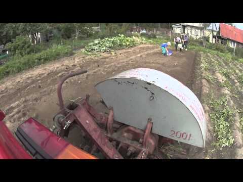 Видео: мтз 320 с картофелекопателем ктн 1 б