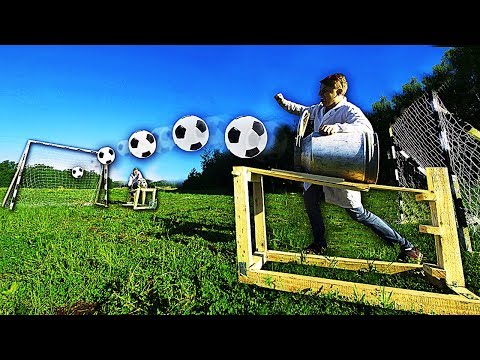 Видео: ИГРАЕМ В НЕОБЫЧНЫЙ ФУТБОЛ СТРЕЛЯЯ МЯЧОМ ИЗ БИДОНОВ