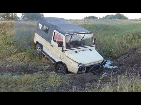 Видео: Нивы против дизельного ЛуАЗ-969. Кто сильнее на бездорожье?
