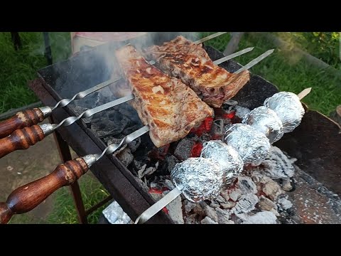 Видео: Вкуснейшие рёбра на углях, с салатом из запечённых овощей 🌶️!