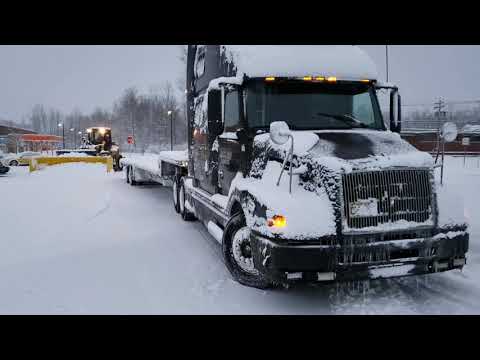 Видео: Дальнобой США попал в снежный шторм в Buffalo NY.