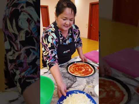 Видео: Пицца с профессиональным сыром. С грибами и с колбасой и  черри помидорами. Специя орегано