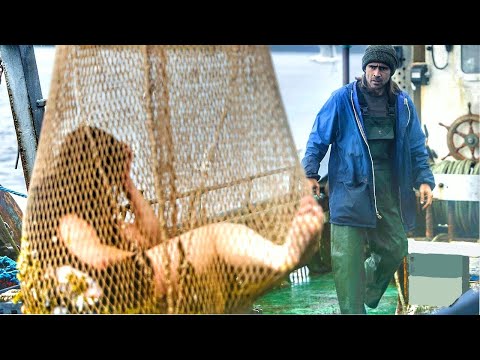 Видео: Рыбак Выловил сетью Молодую Сирену и на радостях Забрал Ее домой, Но за ней Пришел Ее Морской Муж