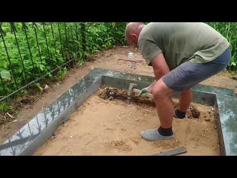 Видео: Укладка плитки из гранита на могиле