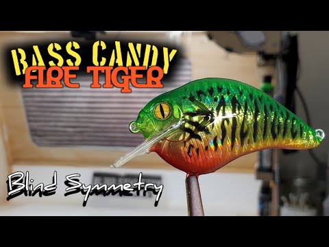 Видео: Окраска приманки, FIRE TIGER, с помощью createx candy 2.0 на S-образной рукоятке Mega Bass, голог...