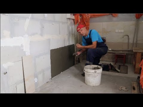 Видео: Укладка плитки в ванной прямо на блоки без штукатурки ч.8 Стены