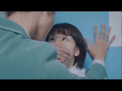 Видео: Он суперзвезда, но никогда не показывался. Она его самая большая поклонница. 