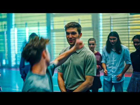 Видео: Школьные головорезы не подозревают что их новый учитель истории агент под прикрытием