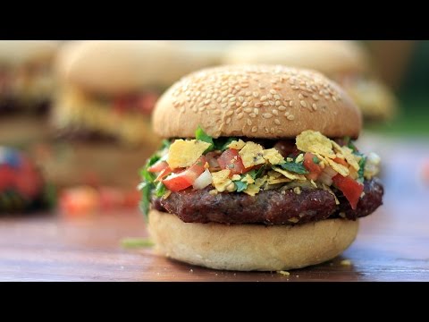 Видео: Начос бургер на гриле (гипер хрустящий)