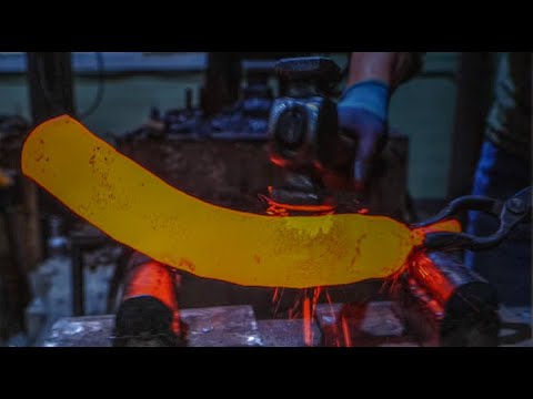 Видео: Процесс изготовления керамбита из 1 миллиона слоев дамасской стали. Изготовитель ножей