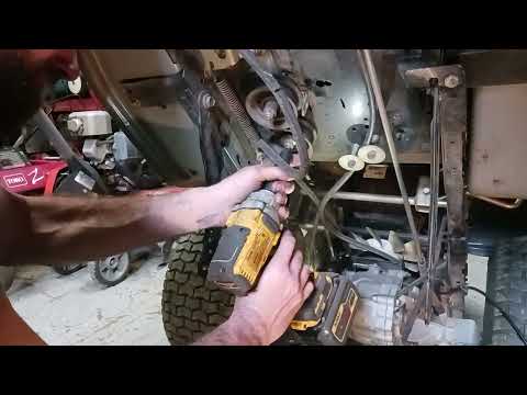 Видео: как заменить приводной ремень на газонокосилке Craftsman LT2000 2012 года выпуска