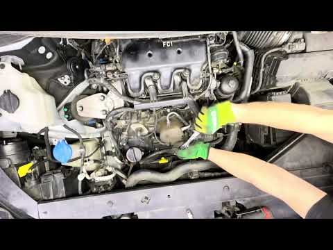 Видео: Kia Sedona - заміна свічок запалювання, демонтаж колектора