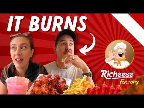 Видео: Пробуем самую острую курицу в Индонезии! 🔥 Испытание «Огненные крылья» 5-го уровня Richeese Factory!