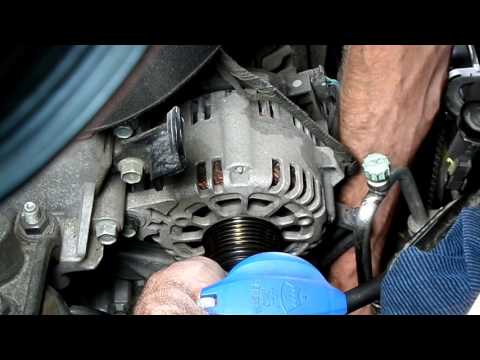 Видео: Замена приводного ремня Hyundai Elantra 2011-16