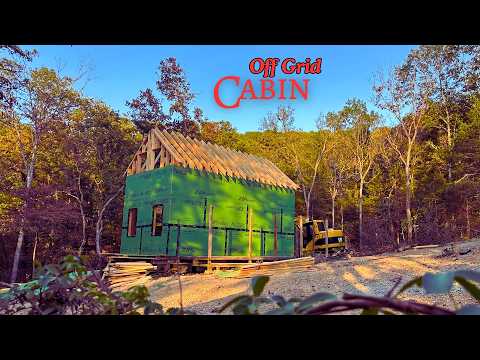 Видео: Перестройка домика Вуди, не подключенного к электросети, часть 2: стропила, обшивка, утомительная...