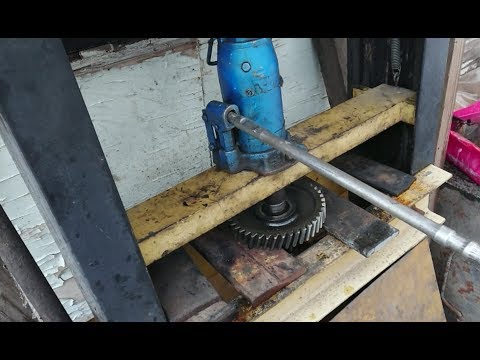 Видео: Распрессовую промвал делителя Камаз самодельным прессом!