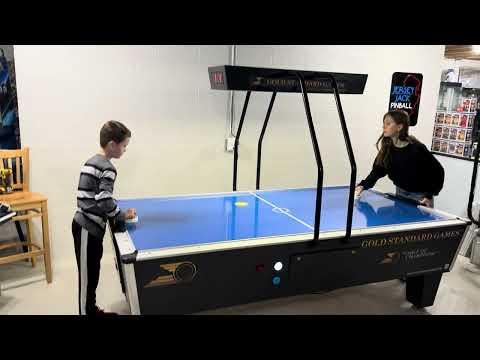 Видео: Стол для аэрохоккея Gold Standard Games 8’ с функцией отображения результатов сверху