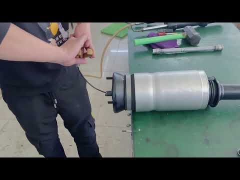 Видео: install air suspension shock absorber for Land Rover Discovery 3 Ремонт пневмоподвески