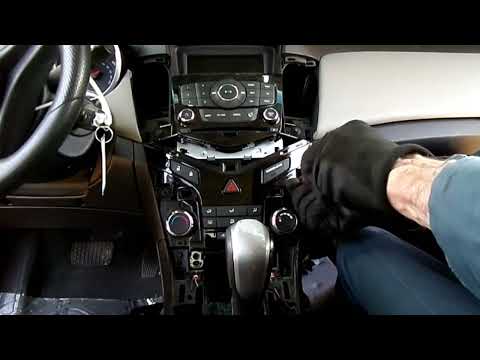Видео: Снятие магнитолы Chevrolet Cruze 2010-15