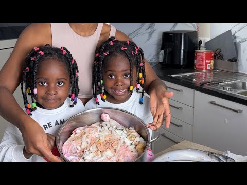 Видео: Мама и близнецы готовят вкусное рагу 😘