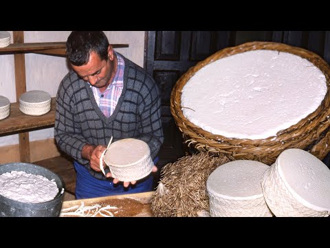 Видео: Сыроделы и настоящий ремесленный творог и овечий сыр в формах эспарто