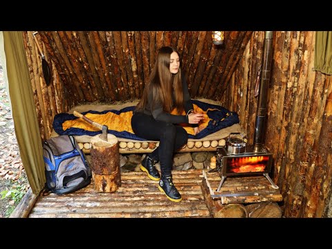 Видео: Вернулась в укрытие спустя год | Подготовка к зиме: укладка пола, место для печи, реставрация крыши