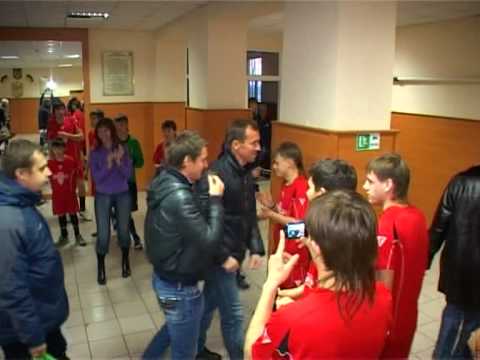 Видео: Игроки "Металлиста" в гостях у детей-сирот.