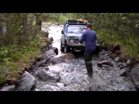 Видео: Через горную реку (река Лявойок) в Хибинах на трех Нивах