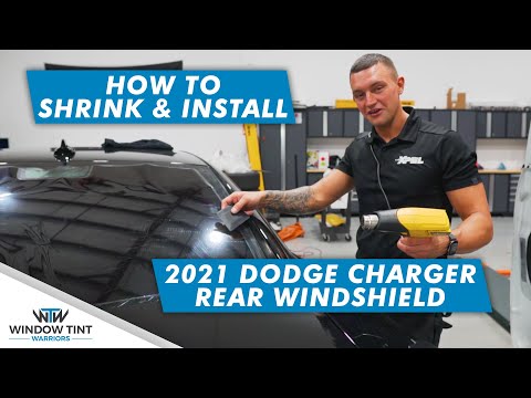 Видео: Как усадить и установить тонировку заднего стекла на Dodge Charger 2021 года