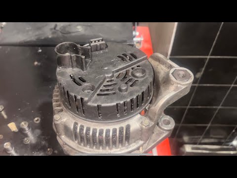 Видео: Замена щеток генератора BMW M57 3.0 2.5 и др