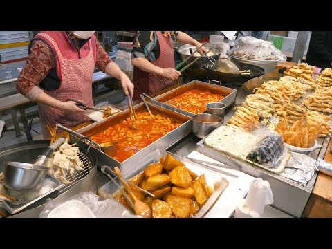 Видео: Оживленный рынок по утрам ттокбокки, мороженое с фруктами, темпура - корейская уличная еда.